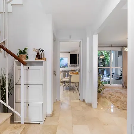 Townhouse With 3 Bedrooms And Sea Views From The Roof Terrace *