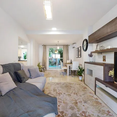 Дом отдыха Townhouse With 3 Bedrooms And Sea Views From The Roof Terrace