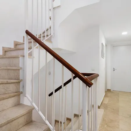 Townhouse With 3 Bedrooms And Sea Views From The Roof Terrace *